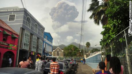 LaSoufrière火山が4月9日、カリブ海東部の島St.  Vincentから噴出しながら灰と煙が湧き上がります。 