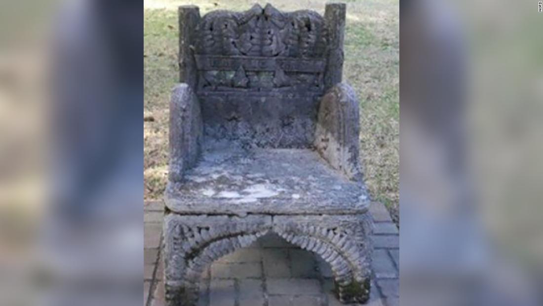 Jefferson Davis' chair, stolen from an Alabama cemetery, has been recovered and 2 people have been arrested