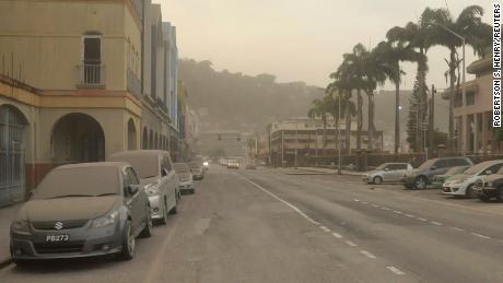 & # 39;  Chute de cendres extra lourdes & # 39;  Les autorités ont également signalé une troisième éruption sur un volcan à Saint-Vincent 