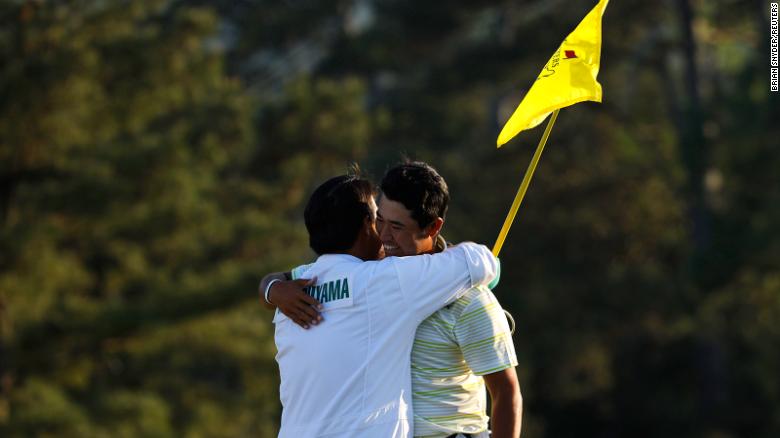 Matsuyama ăn mừng với caddie của anh ấy trên green thứ 18 sau khi vô địch The Masters.