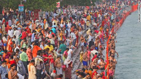 Les fidèles hindous prennent des bains sacrés dans le Gange à Haridwar, en Inde, le 12 avril.