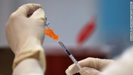 CDC и FDA рекомендуют США приостановить использование Johnson & amp;  Вакцина Джонсона против COVID-19 решает проблемы со сгустками крови