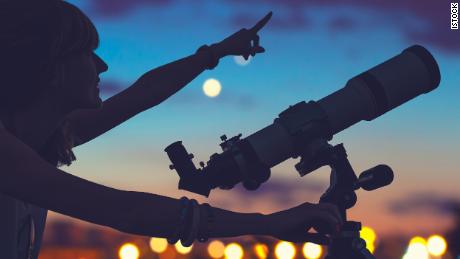 CNN Underscored: A beginner&#39;s guide to stargazing (Courtesy CNN Underscored)