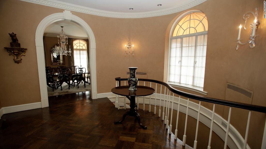 A look at the foyer and dining room in Madoff&#39;s penthouse in 2009.
