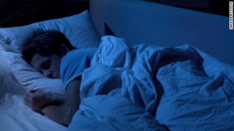 Adolescentes dormiram mais 45 minutos à noite quando o distrito escolar tentou uma nova estratégia de agendamento