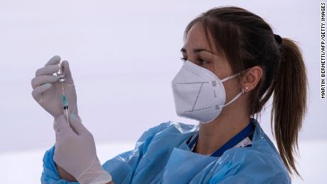 Un trabajador de la salud prepara una dosis de la vacuna china coronavir en un centro de vacunación en Santiago.