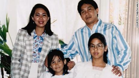 Tabitha Haley (abajo a la izquierda), quien aparece en la foto con sus padres y su hermana, fue introducida a la música por su padre, que toca la guitarra y el piano. 