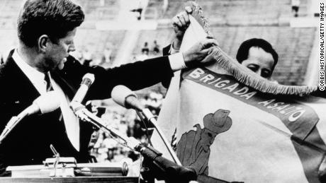 President Kennedy displays the combat flag of the Cuban landing brigade, and declares to an audience of 40,000 that it &quot;will be returned this brigade in a free Havana.&quot; The brigade was quickly stopped by Castro&#39;s army during the Bay of Pigs invasion.