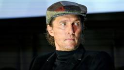 Matthew McConaughey mengatakan ‘kita harus berbuat lebih baik’ setelah pembantaian di kampung halamannya di Uvalde