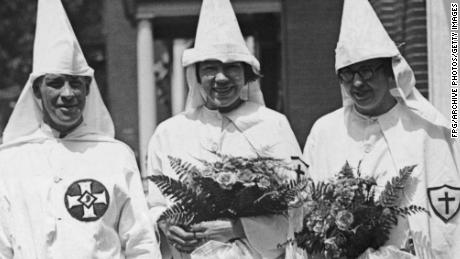 A Ku Klux Klan wedding in Washington DC, during the mass Klan demonstration, 1925. From left to right, Carson Sanders (the best man), Mr and Mrs Charles E. Harris (the bride and groom), Miss Dorothy Lucas (sister of the bride) and Reverend Carroll Maddox of the First MP Church of Washington. (Photo by FPG/Hulton Archive/Getty Images)