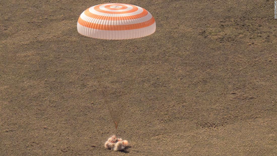 Pristanek posadke vesoljske postaje: NASA-ina astronavtka Kate Rubins in dva ruska kozmonavta sta spet na Zemlji