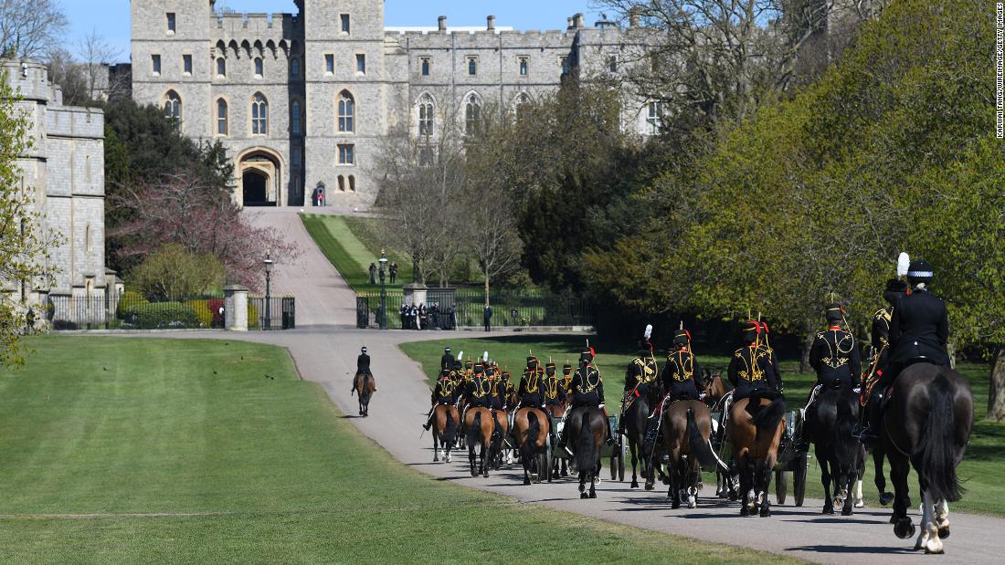 The King&#39;s Troop, Royal Horse Artillery enters Windsor Castle.