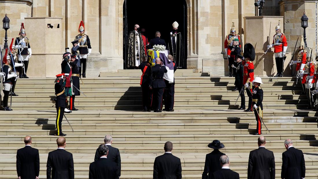 Philip&#39;s coffin arrives at St. George&#39;s Chapel.
