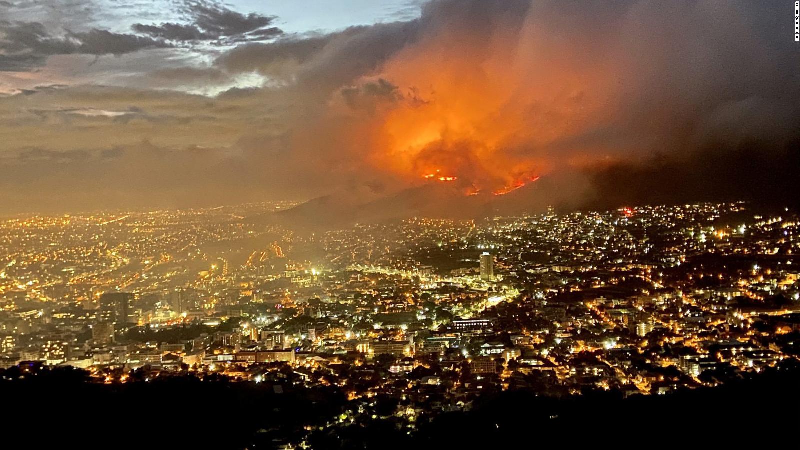 Bomberos combaten un incendio en un parque nacional de Sudáfrica - CNN ...