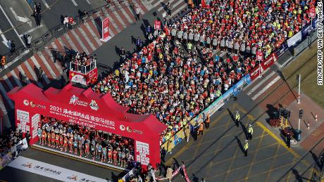 几乎已经有人指出中国已重返违约状态，但数百名戴着面具的人在4月18日在庄州欢欢奔跑进行马拉松比赛的准备工作时，情况却更加令人惊讶。