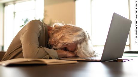 Un studiu arată că dacă dormi mai puțin de 6 ore pe noapte la vârsta de 40 de ani crește riscul de demență cu 30%