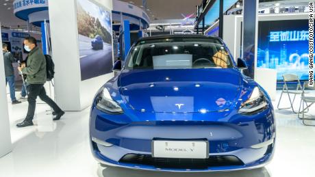 Protesters upstage Tesla at China&#39;s top auto show 