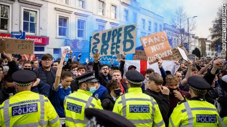 Los aficionados protestan contra la Superliga europea fuera de Stamford Bridge.