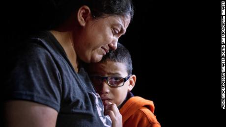 Una madre inmigrante y su hijo de 10 años lloran después de completar su viaje de un mes desde Honduras a Estados Unidos el 14 de abril de 2021 en Roma, Texas.