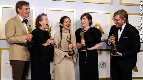 LOS ANGELES, CALIFORNIA - APRIL 25: (L-R) Peter Spears, Frances McDormand, Chloe Zhao, Mollye Asher, and Dan Janvey, winners of Best Picture for &quot;Nomadland,&quot; pose in the press room at the Oscars on Sunday, April 25, 2021, at Union Station in Los Angeles. (Photo by Chris Pizzello-Pool/Getty Images)