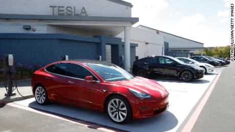 Major Tesla investor dumps a big chunk of shares