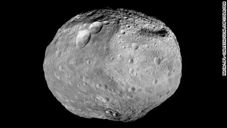 2011年7月至2012年9月，美国宇航局（NASA）的Dawn航天器研究了巨型小行星Vesta。