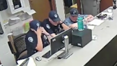 Un videoclip muestra a los agentes de policía de Colorado riéndose de las imágenes de Body Cam del arresto violento de una mujer de 73 años.