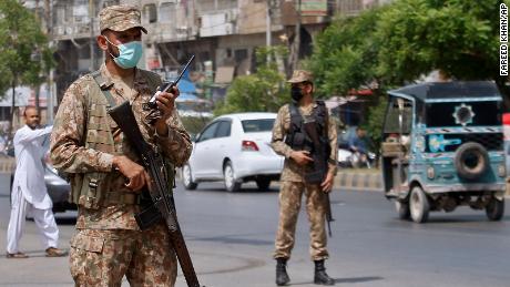 As forças do Exército ajudam a impor as novas restrições da Covid-19 em Karachi, Paquistão, em 27 de abril.