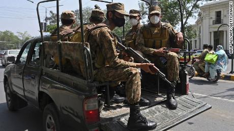 Soldados do exército patrulham uma rua para impor novas restrições contra Covid-19 em Lahore, Paquistão, em 26 de abril.