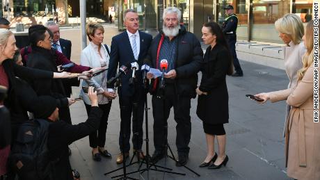 I familiari dei quattro agenti di polizia deceduti durante una conferenza stampa fuori dal Victoria County Courthouse a Melbourne il 28 aprile.