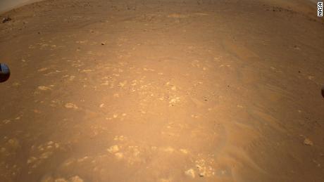 Atklājiet neatlaidīgo roveru šajā jaunajā Marsa helikoptera fotoattēlā