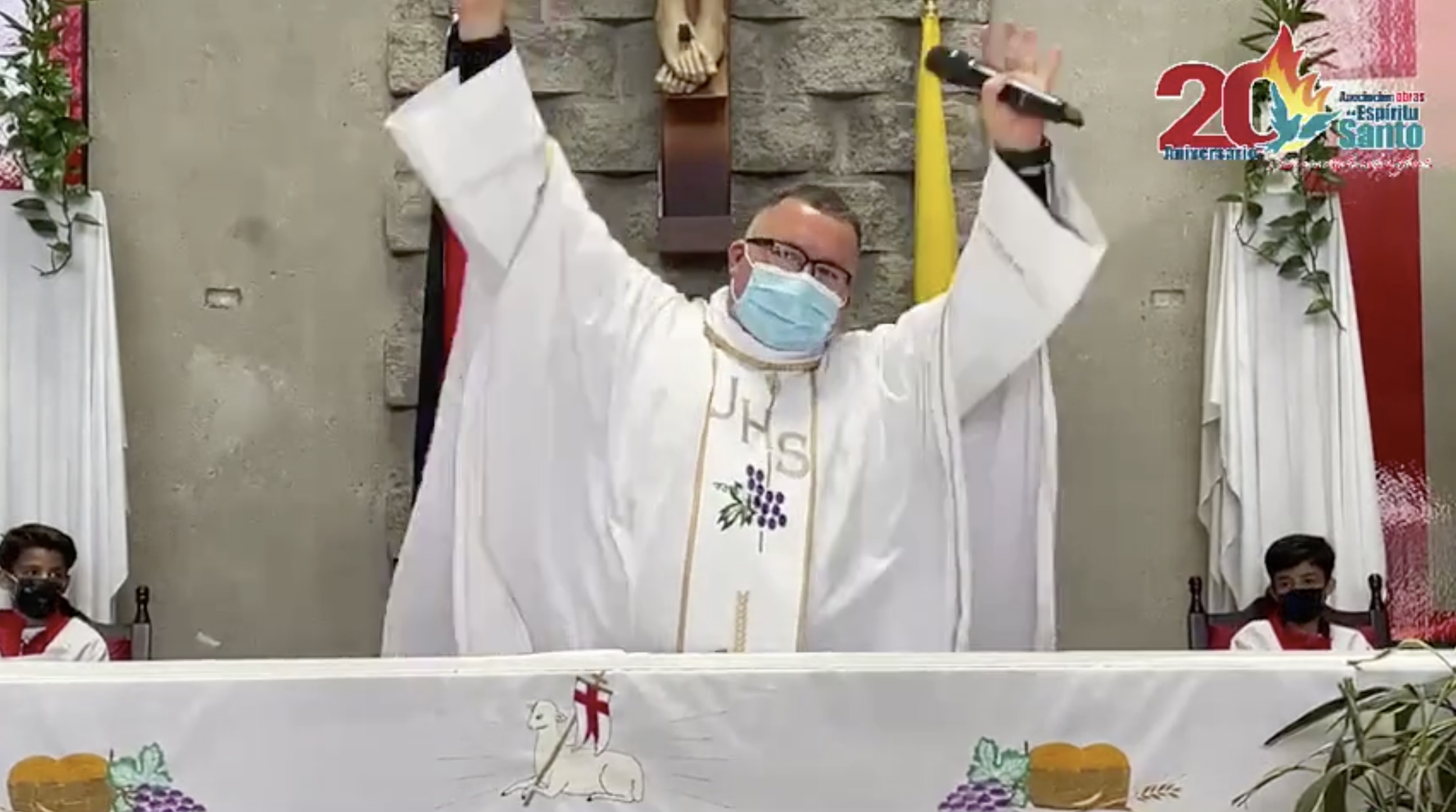 Escucha la canción de un sacerdote contra el coronavirus - CNN Video