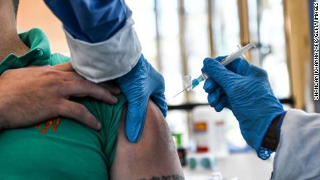 Los funcionarios dicen que la aprobación total de la FDA para las vacunas Covid-19 puede ayudar a combatir las dudas sobre las vacunas