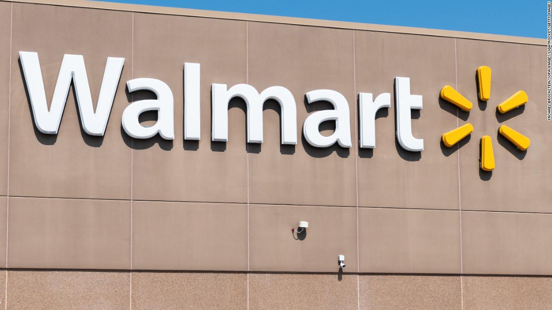 Walmart baja precios de ropa y otros productos - CNN Video