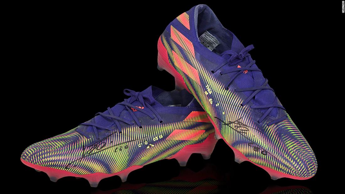Lionel Messi A Pair Of Barcelona Star S Football Boots Auctioned For 173 000 Cnn