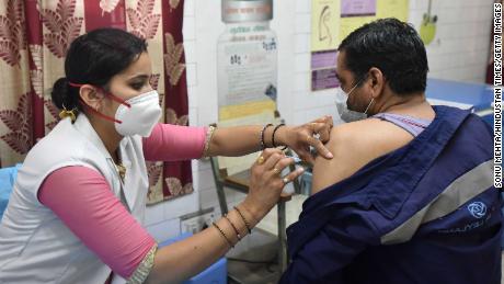 Un agent de santé administre une injection de vaccin Covid-19 le 29 avril 2021 à New Delhi, en Inde. 