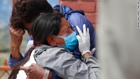 Les proches d'une personne décédée de Covid-19 dans un crématorium de deuil à Katmandou, au Népal, le 30 avril 2021. 