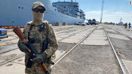 Un marine ukrainien monte la garde dans le port de Marioupol.