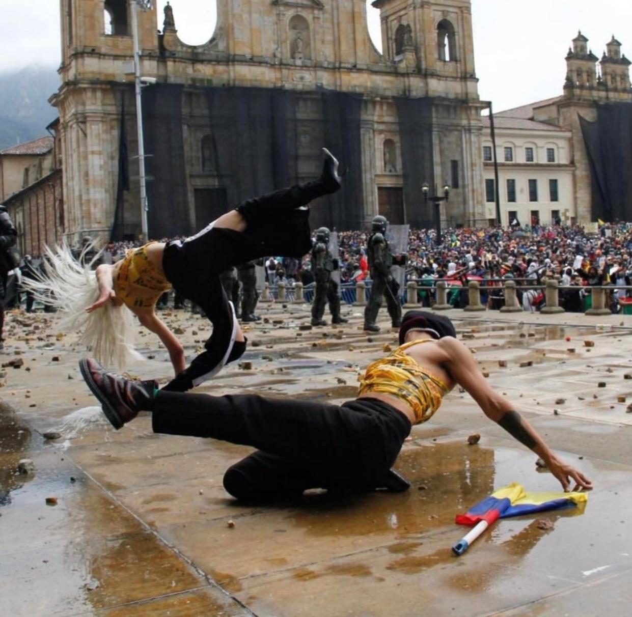 A través del baile, el pueblo de Colombia se levanta y resiste con amor,  dice activista - CNN Video