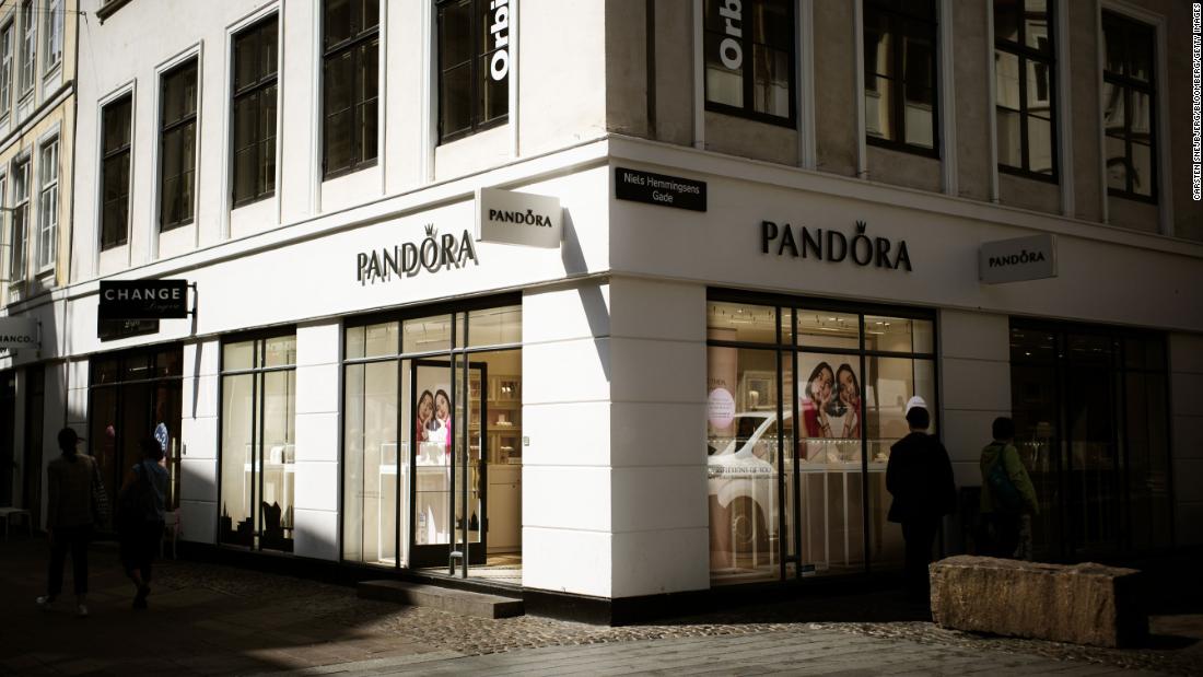 Slange Pengeudlån Ødelæggelse Pandora, the world's largest jewelry brand is ditching mined diamonds | CNN  Business