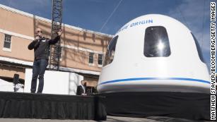 Jeff Bezos '  Blue Origin subastará boleto para el primer vuelo de turismo espacial