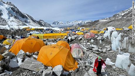 На планината Еверест се разпространяват страховити страхове, тъй като алпинистите рискуват инфекция да достигне върха на света