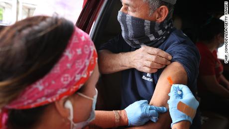 Un hombre recibe su primera dosis de la vacuna Pfizer en Maryland.