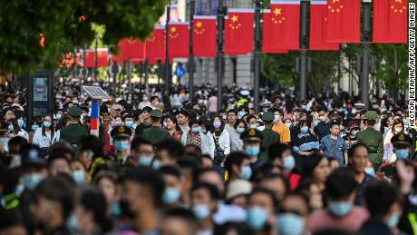 새로운 인구 조사에 따르면 중국은 수십 년 만에 가장 느린 인구 증가를 기록했습니다.