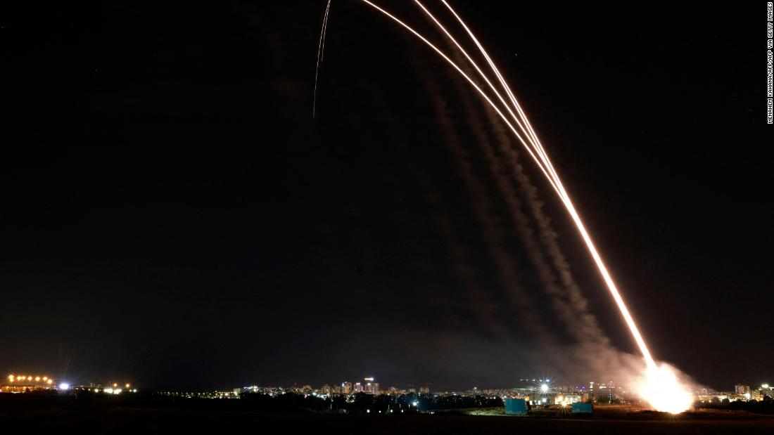 ¿Cómo funciona Cúpula de Hierro, el escudo aéreo que bloquea misiles en Israel? CNN Video