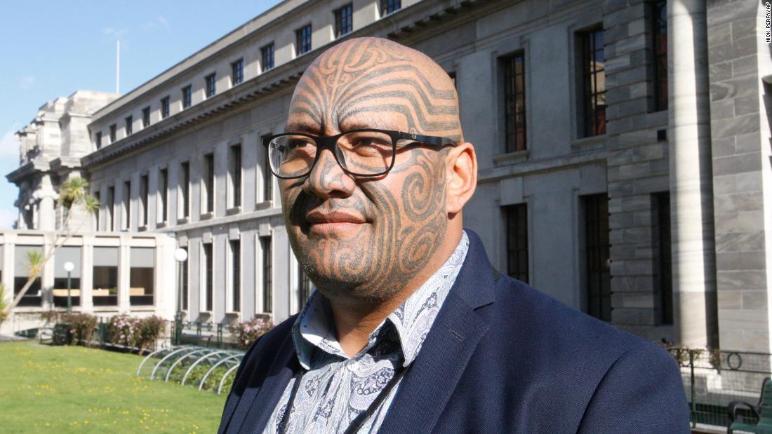 Le leader maori Roeri Waititi expulsé du Parlement néo-zélandais après la performance de Hakka