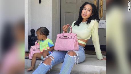 L'entrepreneur Kay Cola (photographiée ici avec sa jeune fille) a lancé sa collection de sacs à main Birkin en 2020.