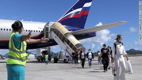 Passeggeri in partenza da un Boeing 777-300ER dalla Russia per l'isola di Mahe, Seychelles, nell'aprile 2021.
