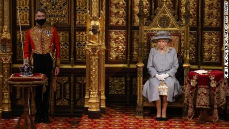 On the Queen&#39;s right is the Imperial State Crown.