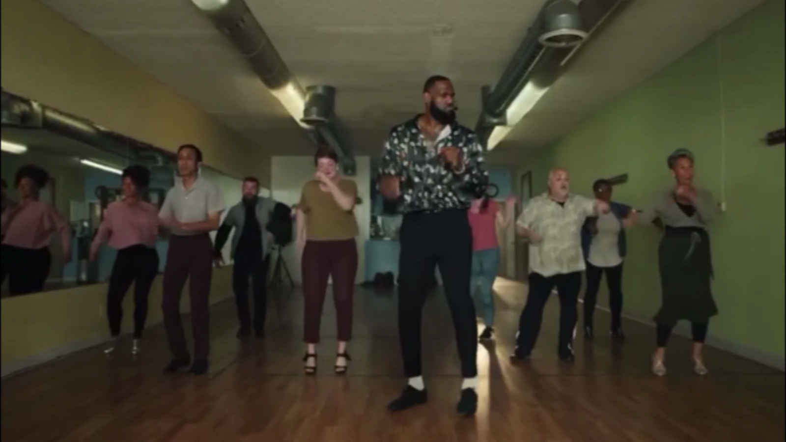 El 2021 sigue sorprendiendo... ahora es LeBron James bailando salsa